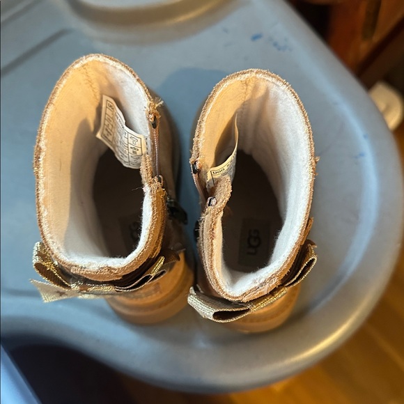 UGG Kids Tan Boots with Starry Bow - Picture 4 of 5